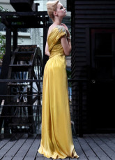 Vintage or une épaule perlée robe du soir Satin tissé de longueur de plancher plissé