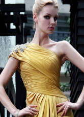 Vintage or une épaule perlée robe du soir Satin tissé de longueur de plancher plissé