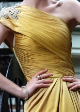 Vintage or une épaule perlée robe du soir Satin tissé de longueur de plancher plissé