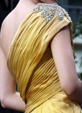Vintage or une épaule perlée robe du soir Satin tissé de longueur de plancher plissé