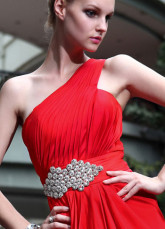 Taille de Empire une épaule rouge perlée robe du soir Satin tissé plissé