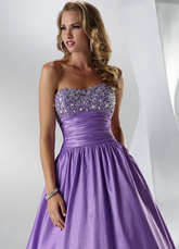 Robe de soirée en violet sans bretelles de longueur à plancher en satin tiré avec perle  