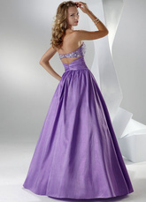 Robe de soirée en violet sans bretelles de longueur à plancher en satin tiré avec perle  