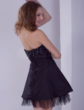 Robe de retrouvaille de cocktail noire sans bretelles au perlage en satin