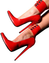 Sandales rouges de 7 1/10'' talons en cuir verni avec bandage 