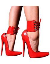 Sandales rouges de 7 1/10'' talons en cuir verni avec bandage 