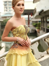 Robe de soirée de livraison rapide en jaune élégant sans bretelles en satin de longueur à genou  
 