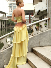 Robe de soirée de livraison rapide en jaune élégant sans bretelles en satin de longueur à genou  
 