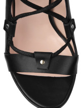 Chaussures noires de mode pour femmes en cuir verni aux talons hauts