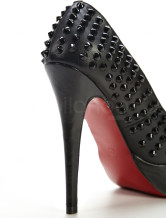 Chaussures noires de 4 3/4'' talons et d'orteils voyants en peau de mouton 