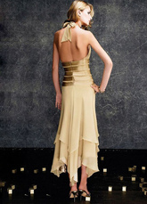 Robe de bal d'or et de V-col foncé en mousseline de soie longue en arrière et courte en avant 