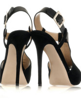 Sandales noires d'orteil aigu et à talons hauts en peau de mouton 