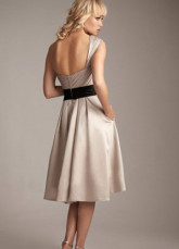 Robe de bal en couleur de champagne sans bretelles en satin de longueur à genou  