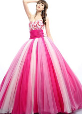 Robe de boule en rose sans bretelles en tulle de longueur à plancher 