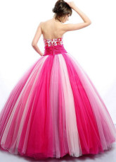 Robe de boule en rose sans bretelles en tulle de longueur à plancher 