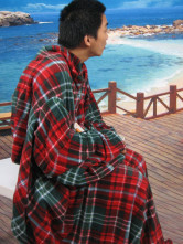 Couverture de Polyester TV avec manches du patron des Plaid rouge