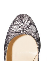 Escarpins en noir et blanc élégants à talons hauts avec plate-forme avec dentelle 