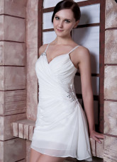 Mini robe de cocktail gaine en chiffon à fines bretelles