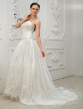 Robe de mariée ivoire en tulle cache-coeur traîne église