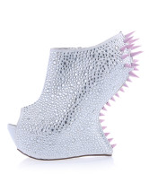 Glänzende Peeptoe-Schuhe mit Plattfrm und Ziernieten in Weiß