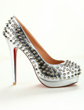 Chaussures à talons aigus argentes avec rivets