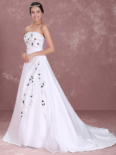 Elegantes Hochzeitskleid mit schönem Muster aus Satin