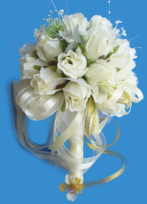 Brautstrauß mit Rosen und schönen Schleifchen