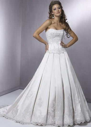 This kind of ball gown wedding dress features its embroidery design with 