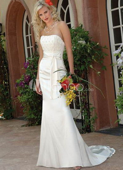 This satin lace wedding dress features its mermaid silhouette and bow sash