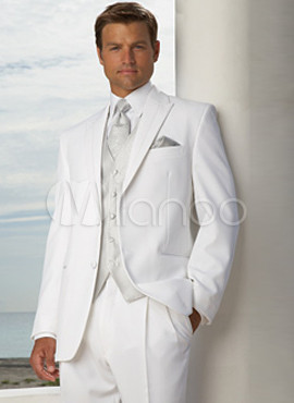 Un novio clasico pero siempre elegante Trajes de novio modernos: consejos para escoger el traje ideal. Decidir cuál será el traje de novio para el gran día es una tarea tan compleja como buscar el vestido de novia perfecto. Ambos (el novio y la novia) deben elegir un modelo entre la amplia variedad de estilos y diseñadores nupciales.