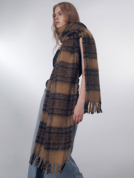 Image of Sciarpa in lana scozzese con frange e finiture autunnali per donna