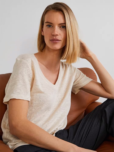 Image of T-shirt a maniche corte in cotone bianco con collo a cuore per donna